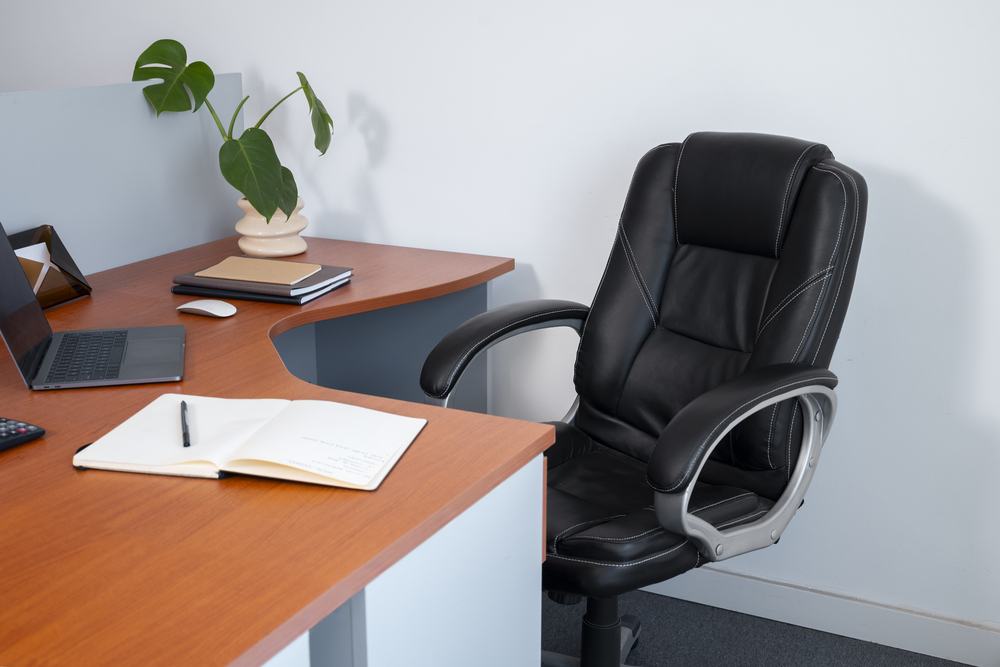 La elección del mobiliario de oficina influye en la productividad y el bienestar. Descubre cómo elegir muebles cómodos, funcionales y con estilo.